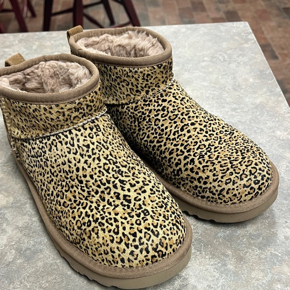 UGGs slip on - Picture 1 of 6